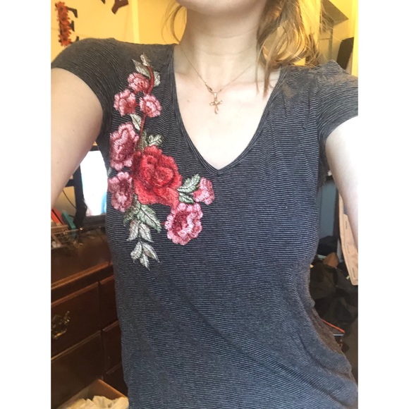 Embroided tee 🌹🥀 - Picture 2 of 2